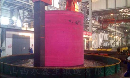 重型筒鍛件淬火時